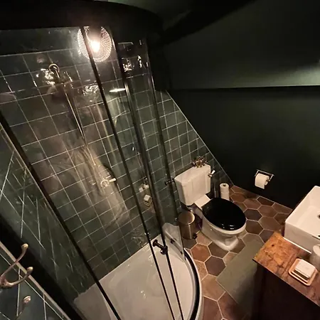 בית הארחה Attic Monkeys 3*