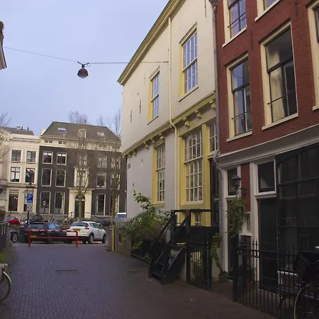 Attic Monkeys בית הארחה